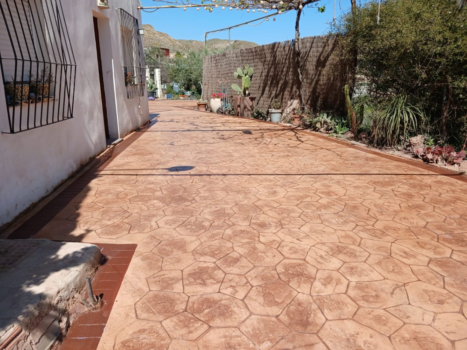 Suelos de hormigón impreso resistentes y duraderos para chalets en Almería