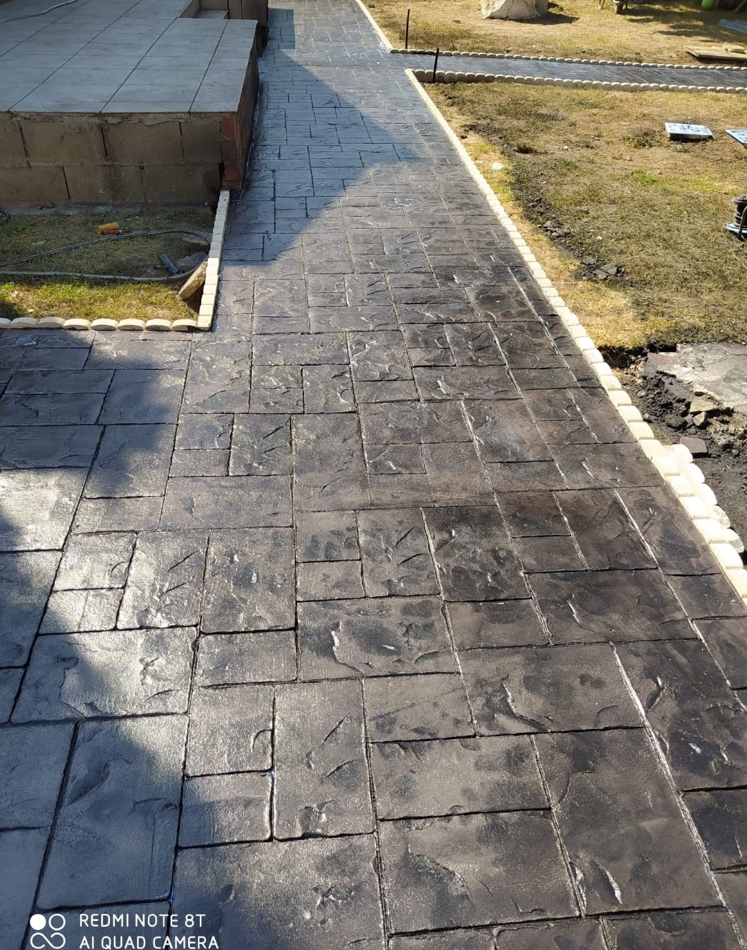 Instalación de pavimentos continuos de hormigón pulido con acabado espejo en Almería