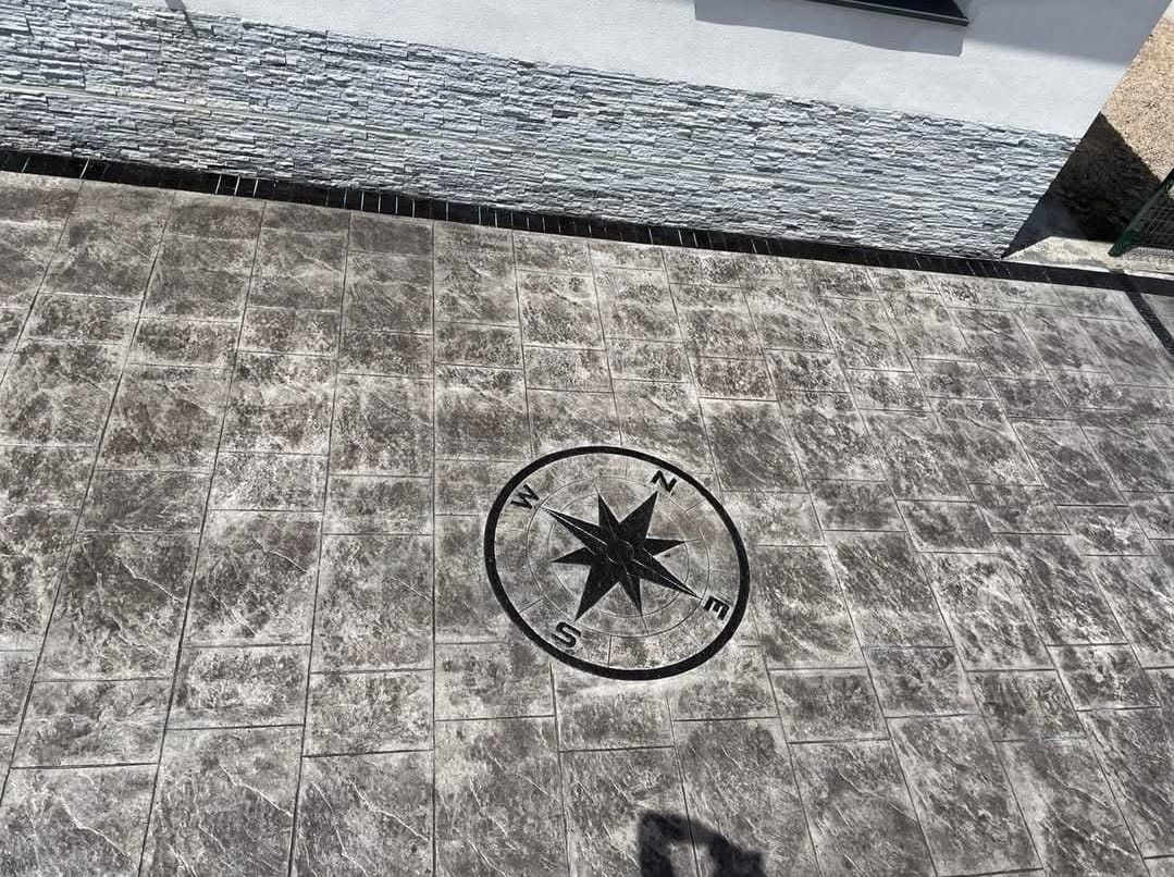 Instalación de pavimentos de hormigón impreso decorativo para exteriores en Almería